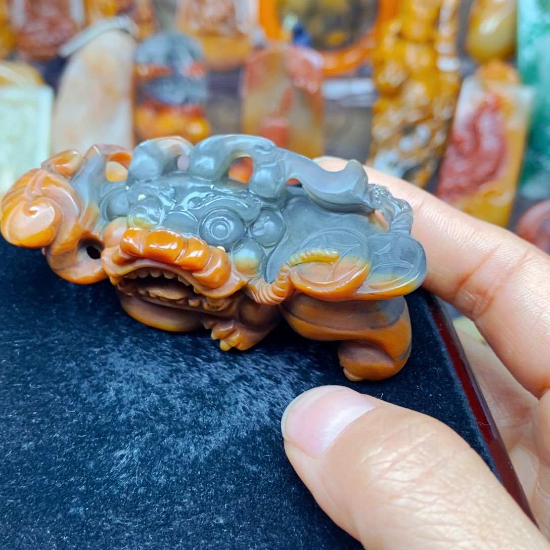 石英质玉（黄龙玉）未镶嵌颈饰