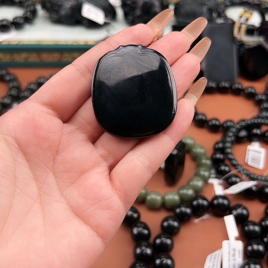 萨***心和田玉未镶嵌手串