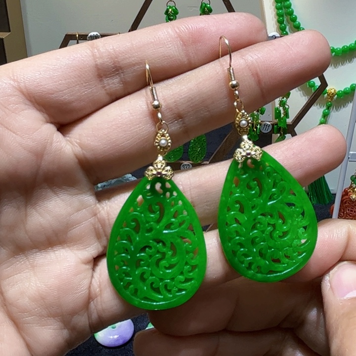 翡翠颈饰未镶嵌耳饰