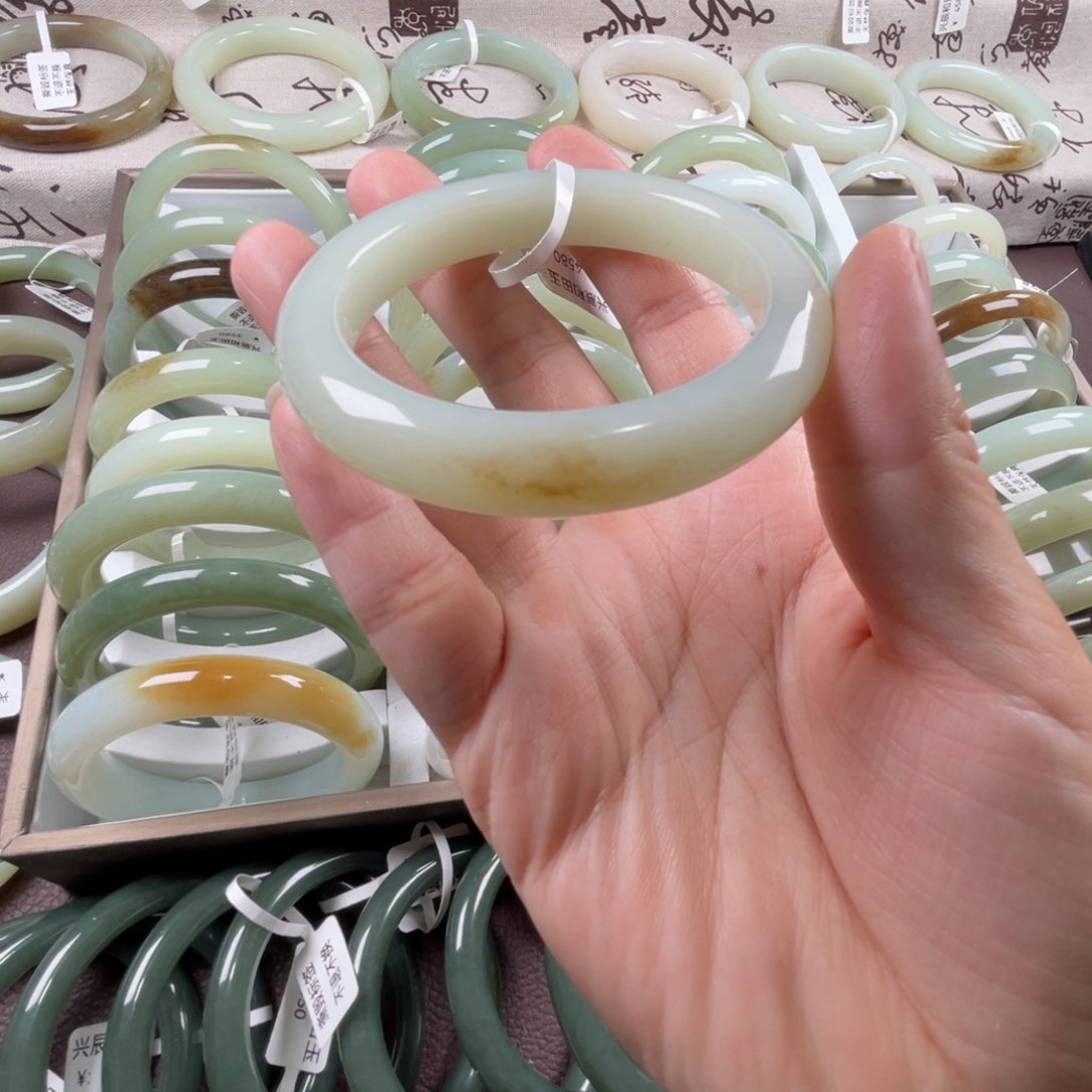 和田玉手镯未镶嵌