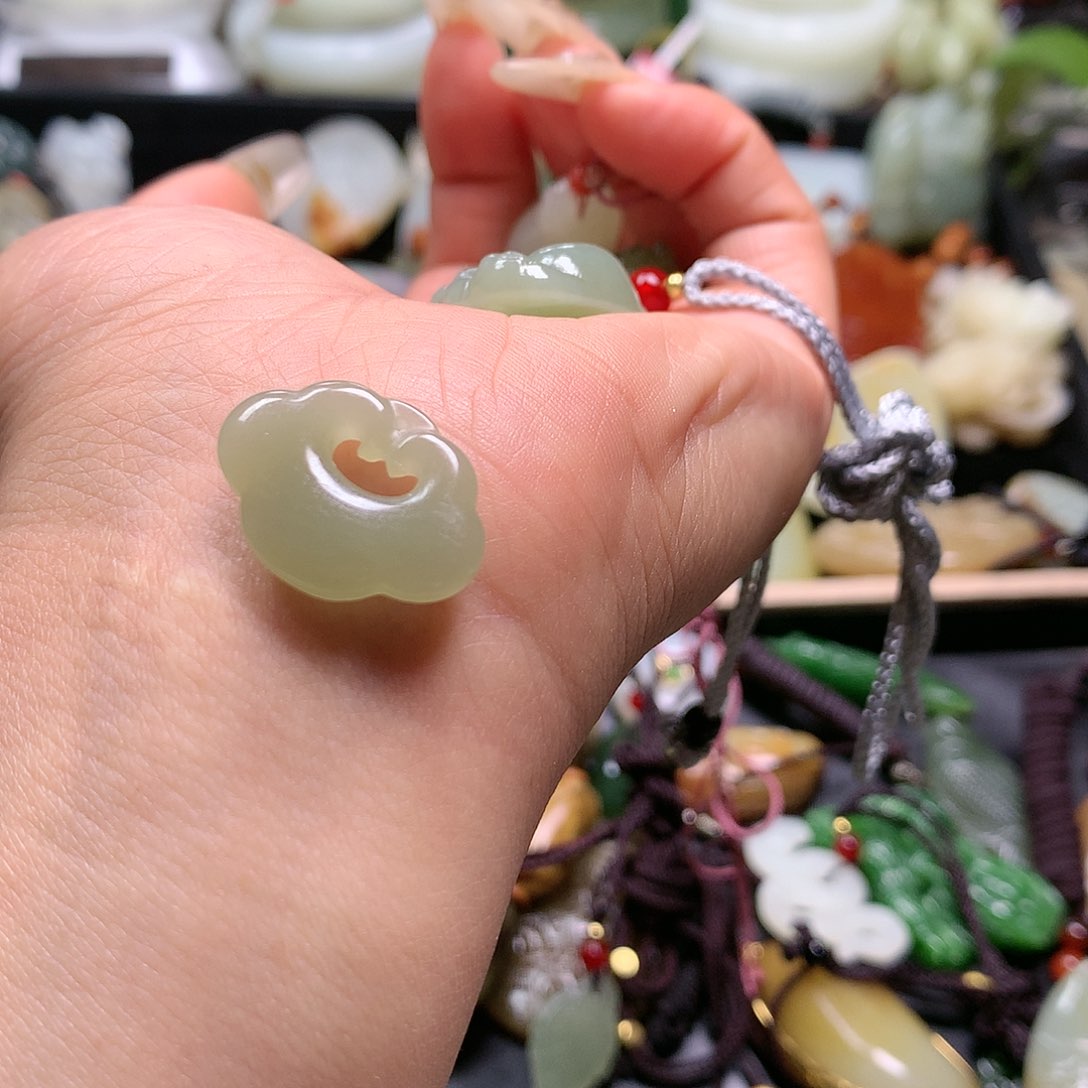 和田玉吊坠未镶嵌小**人