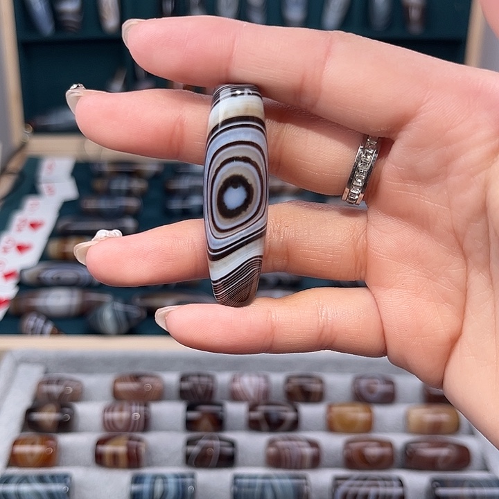 白***玛瑙/玉髓合金珠宝奇石