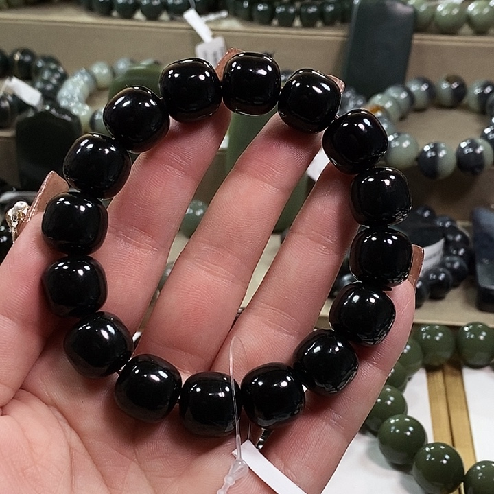 和田玉颈饰未镶嵌孺**?