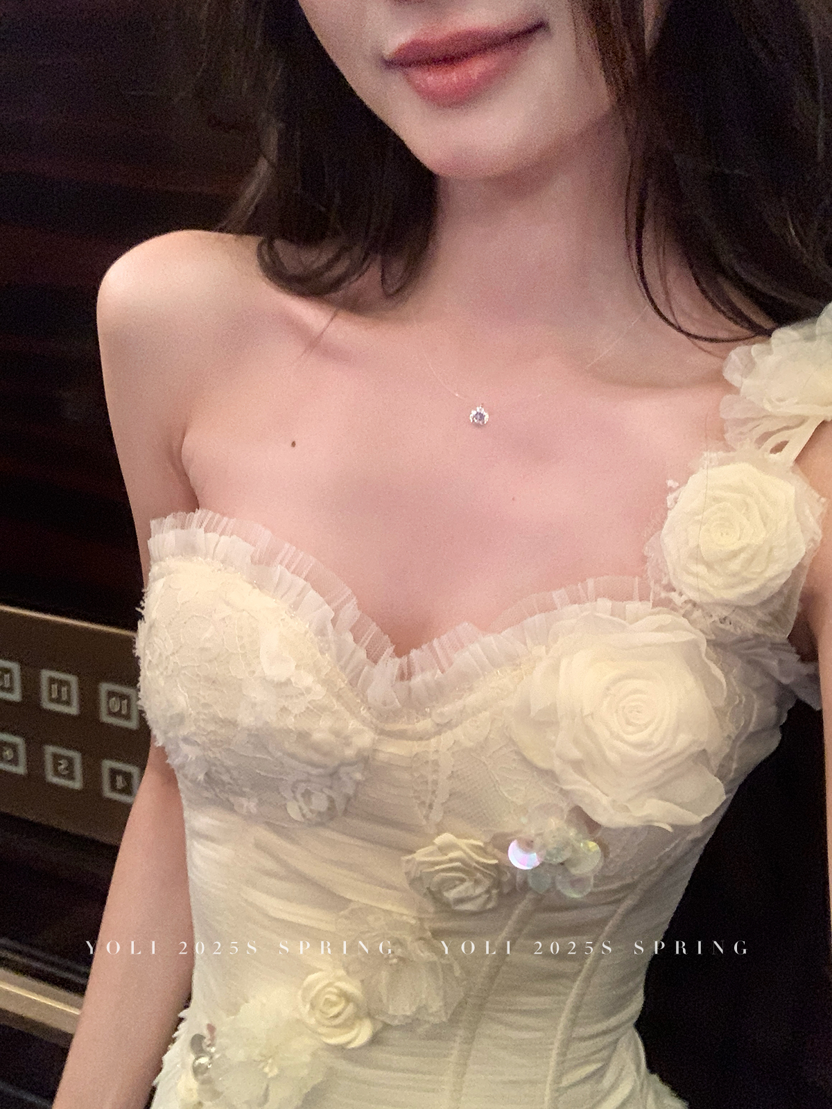 “精致天花板”重工白色花朵吊带背心气质收腰抹胸上衣