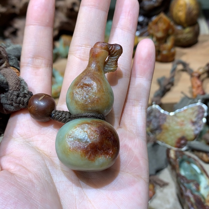 未镶嵌岫岩河磨玉（透闪石质玉）挂件八**财