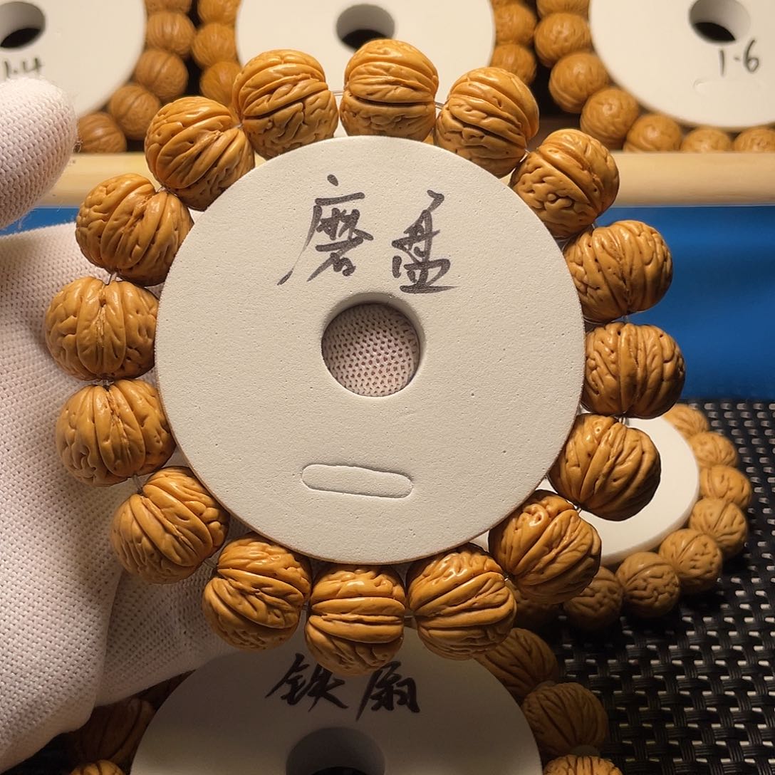 用***7桃木磨盘桃核，皮质好，密度大