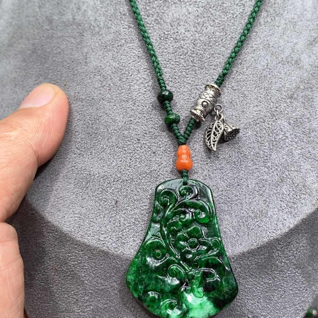 翡翠颈饰未镶嵌漂亮美眉