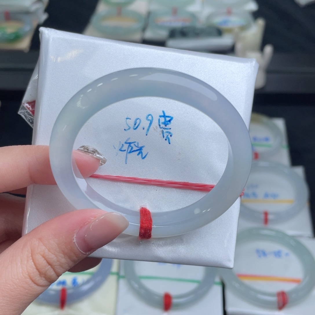 翡翠手镯未镶嵌蘑****菇翡翠