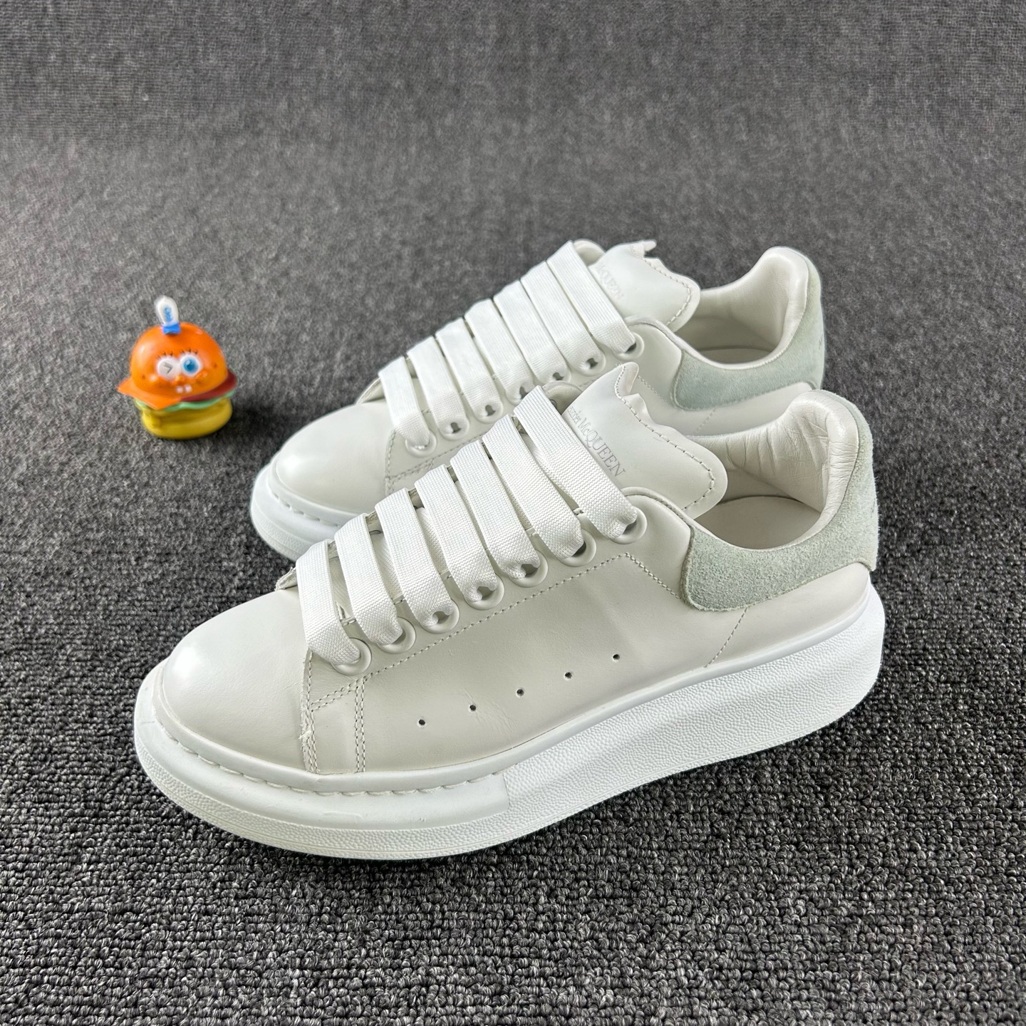 95新 Alexander McQueen/亚历山大·麦昆 小白鞋35.5码 HB5183 