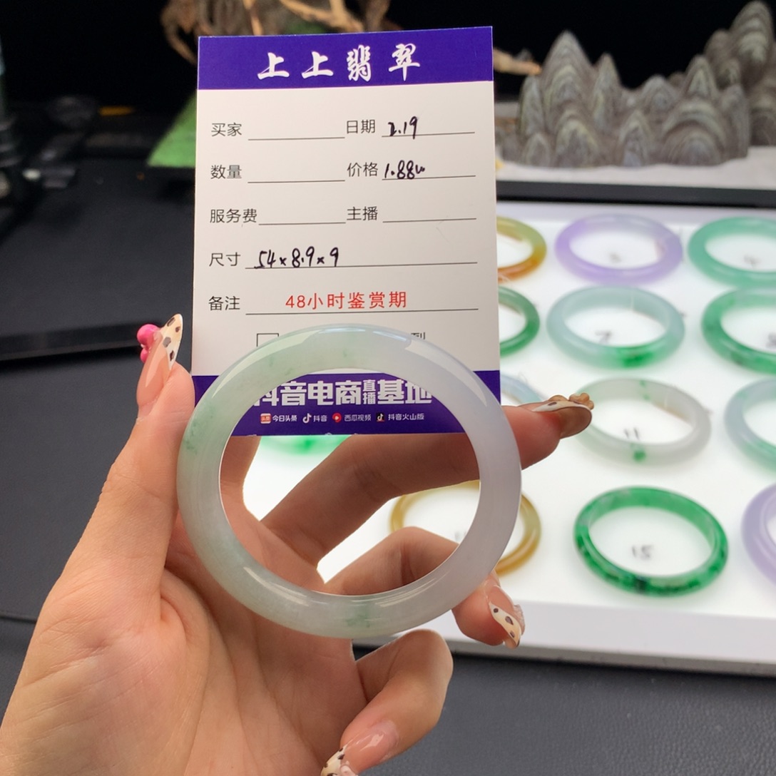 翡翠手镯未镶嵌翡翠