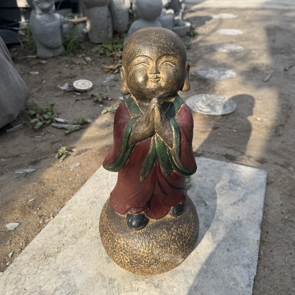 青石做旧小沙弥祈福小和尚石雕彩绘小沙弥办公室桌摆禅意特色摆件