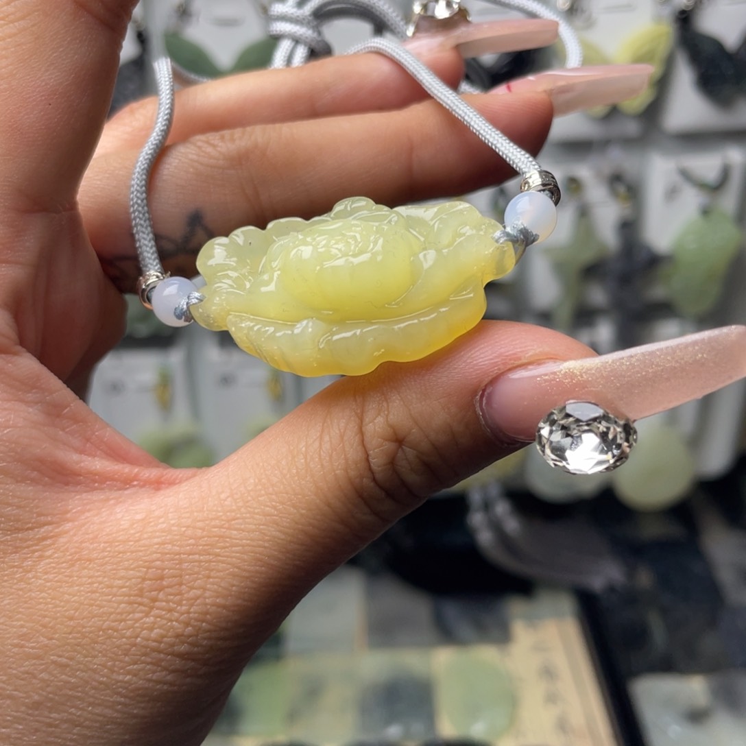 岫玉颈饰未镶嵌牡丹花