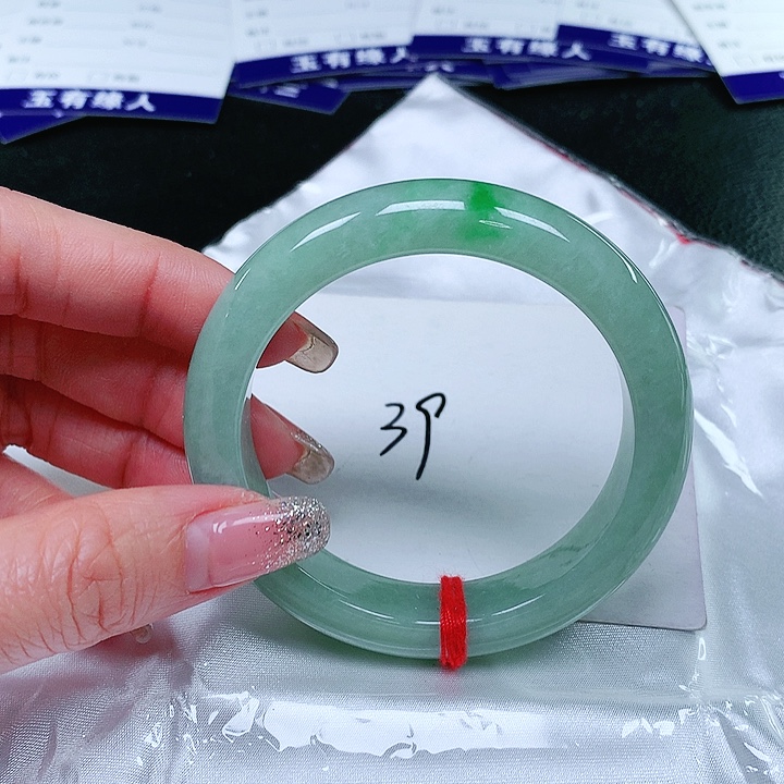 翡翠手镯未镶嵌翡翠手镯未镶嵌