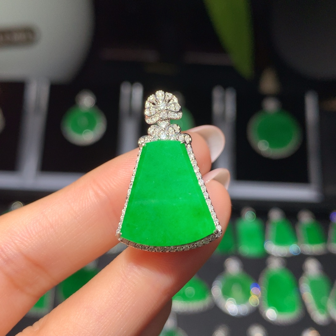 翡翠18K金镶嵌颈饰翡翠