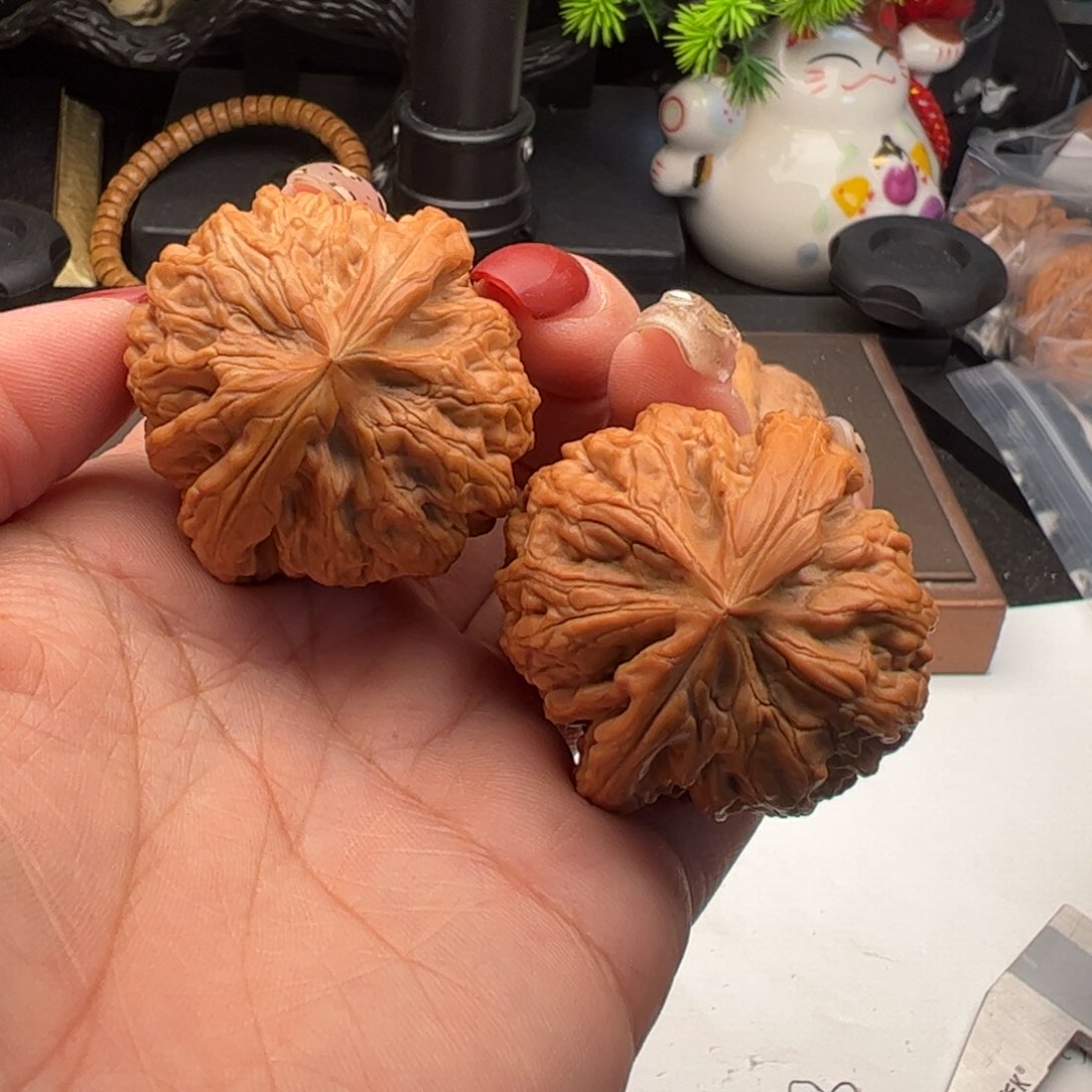 文玩核桃吊坠滢红锦鲤40