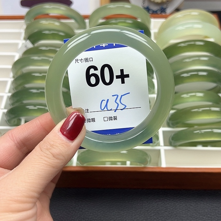 蛇纹石玉手镯未镶嵌小*伴