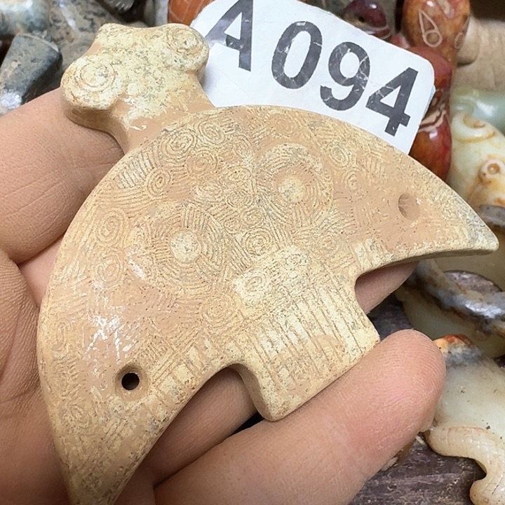 蛇纹石玉颈饰未镶嵌