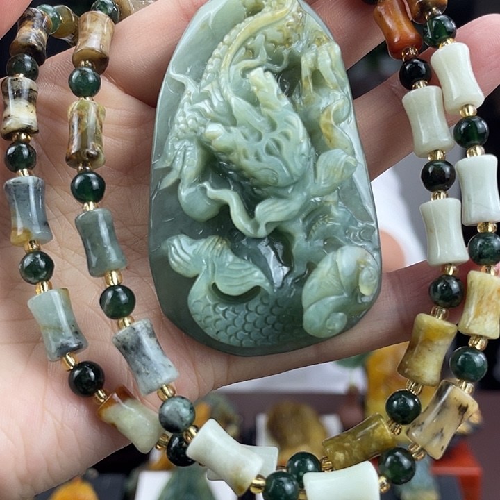 蛇纹石玉未镶嵌颈饰