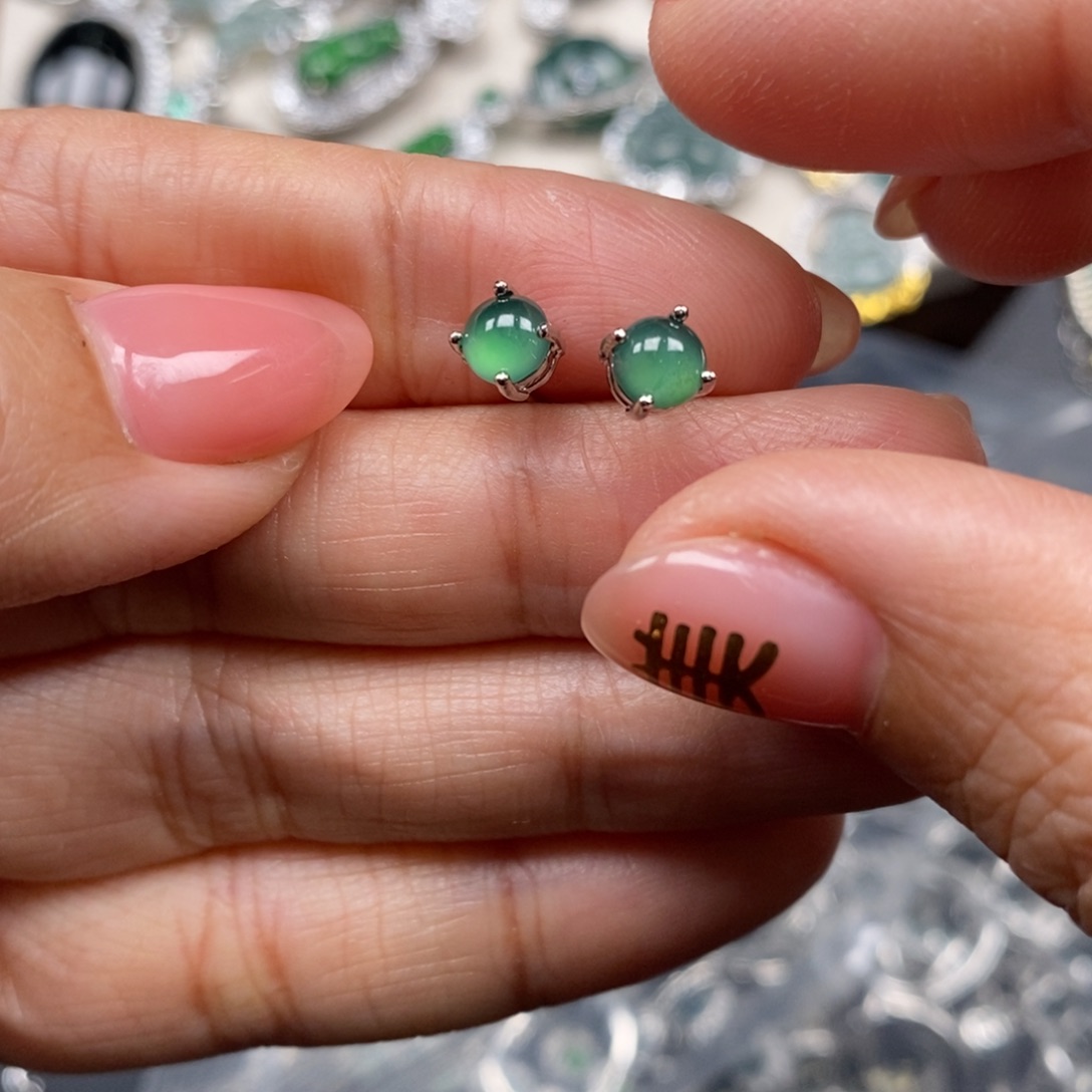 翡翠颈饰未镶嵌翡翠