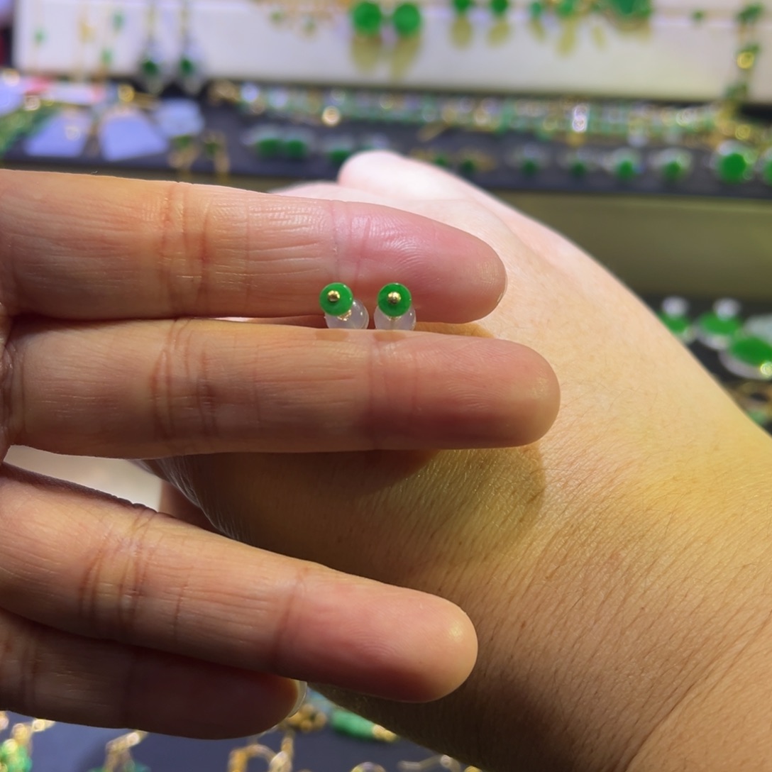 颈饰18K金镶嵌翡翠耳钉