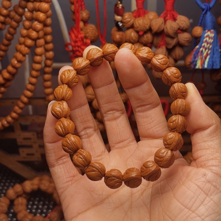 木质类龙纹桃枭挂件