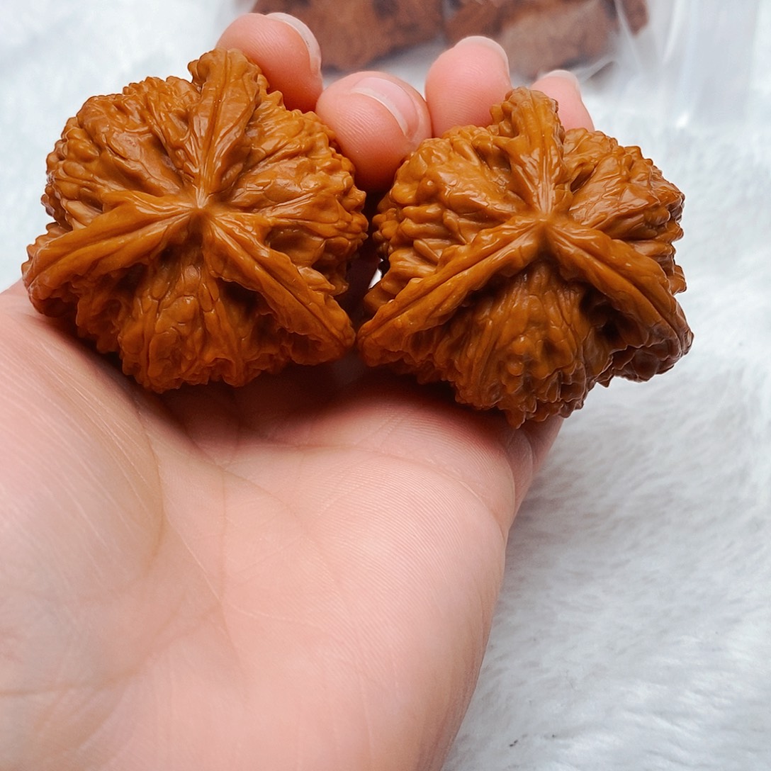 庭***锐吊坠文玩核桃三棱