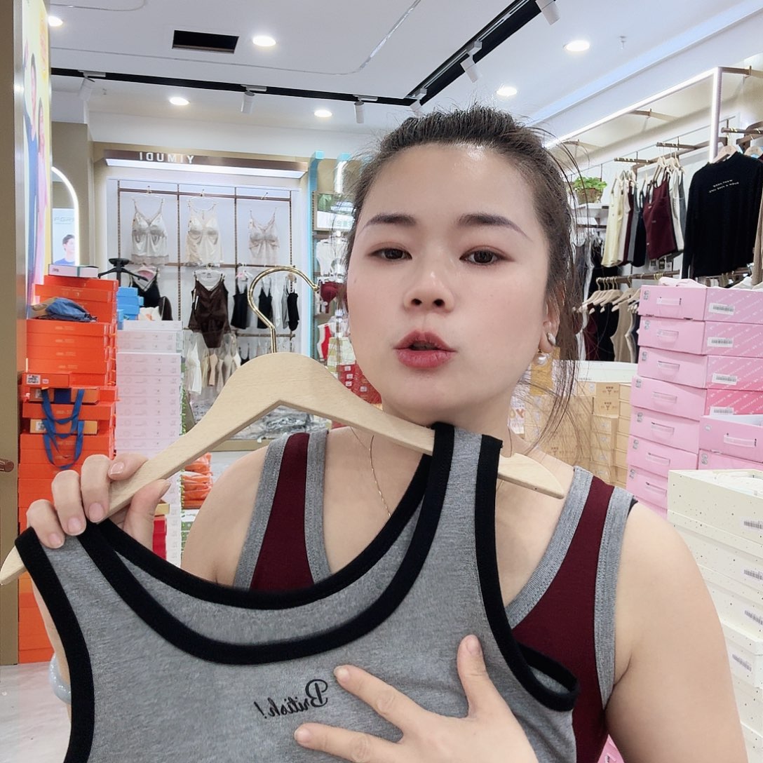 棉灰色拼接背心一件