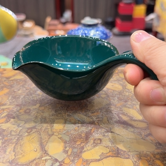 公道杯一个，瓷。。。