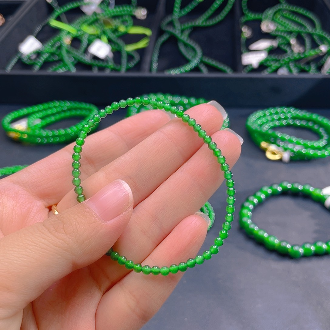 翡翠未镶嵌颈饰    