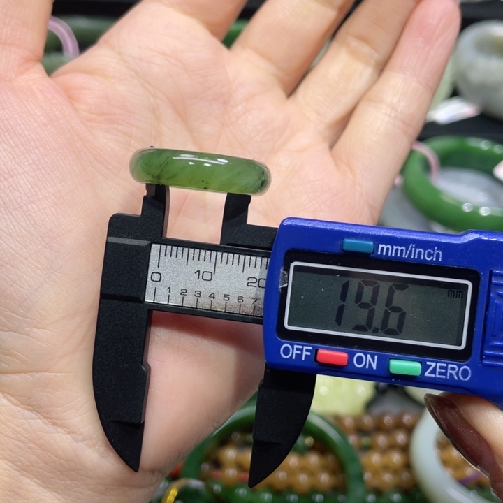 和田玉手镯59+圈口 编号89未镶嵌瑕疵