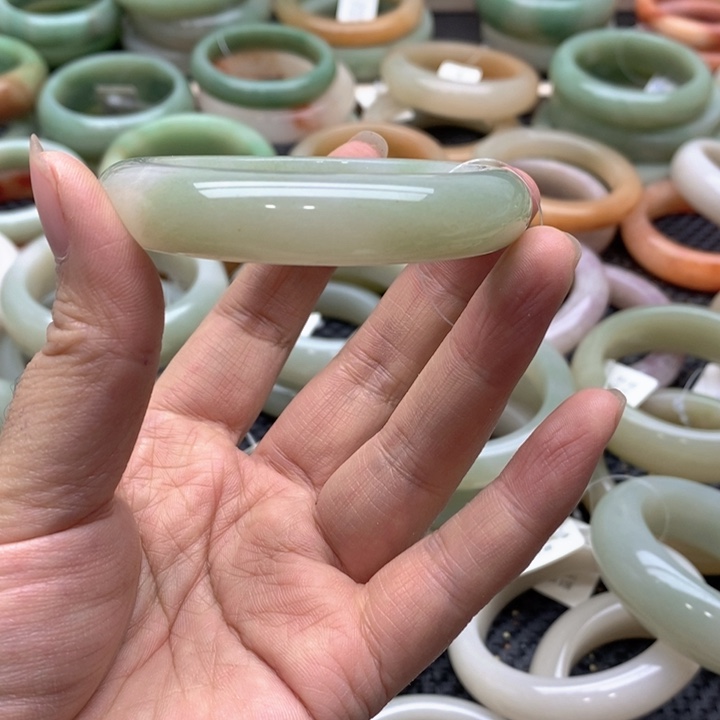 石英质玉手镯未镶嵌