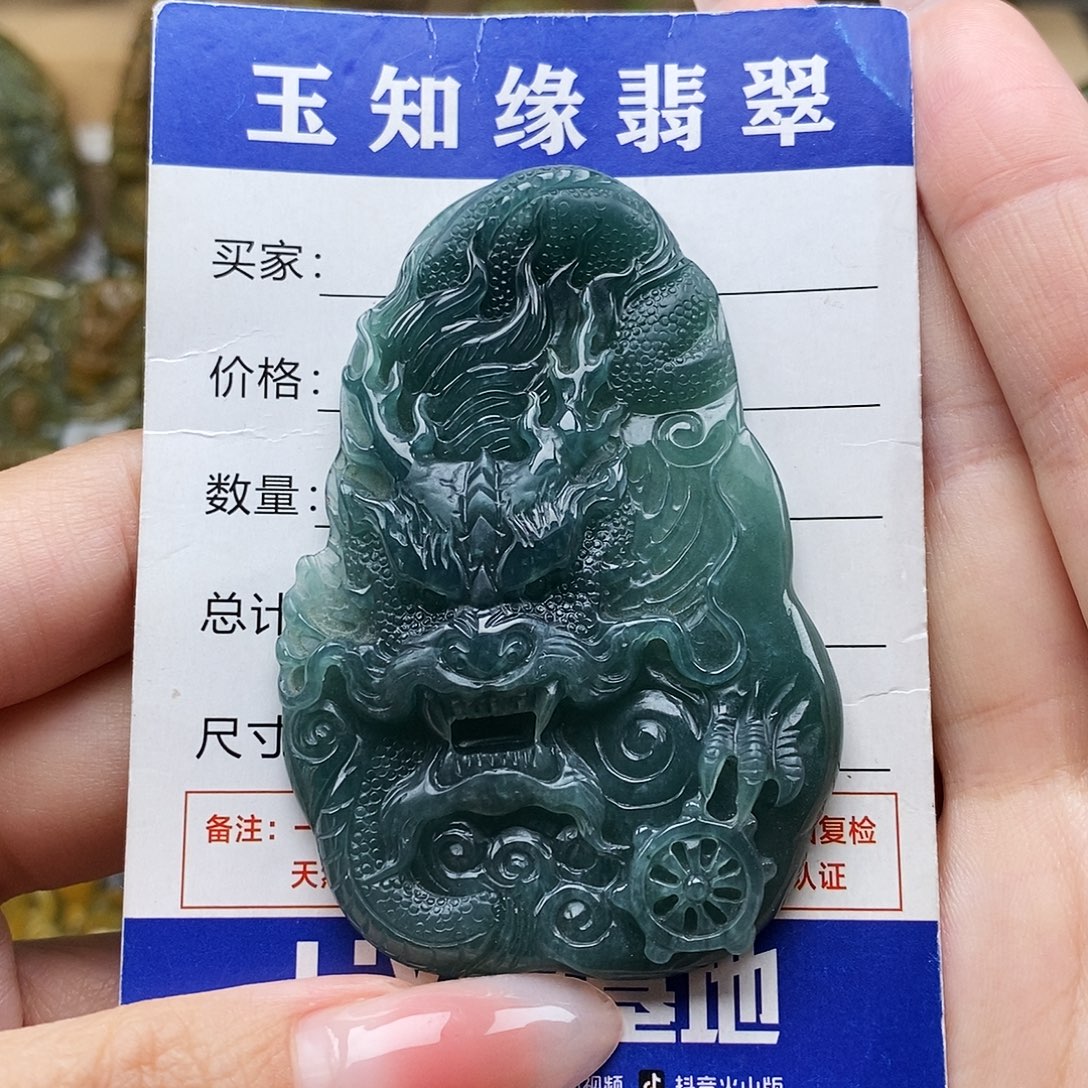 翡翠未镶嵌颈饰龙牌