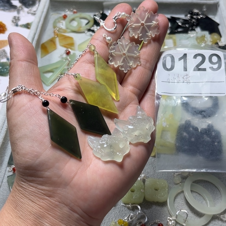 温***夏蛇纹石玉合金耳饰