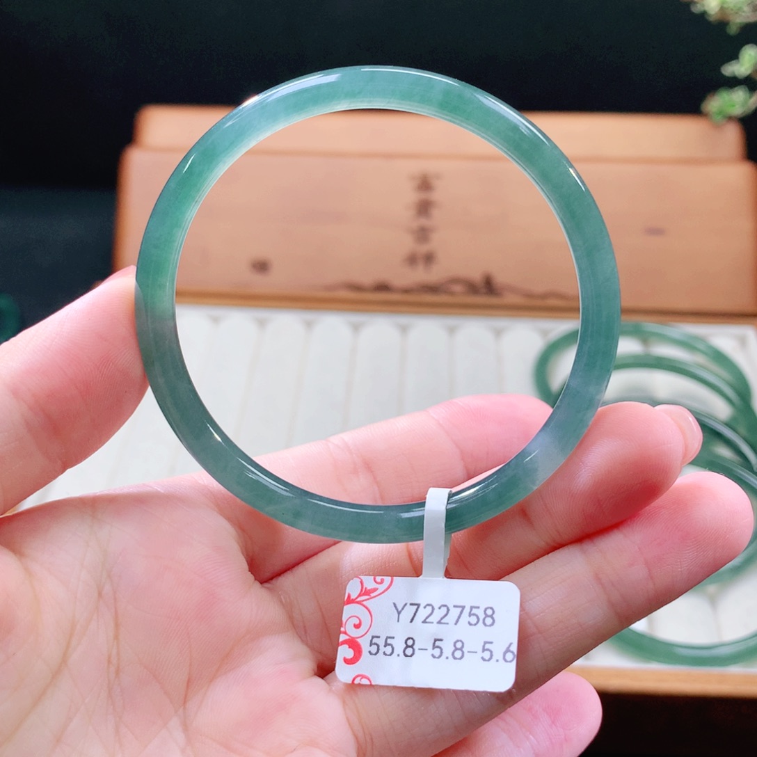 翡翠手镯（圆镯）未镶嵌