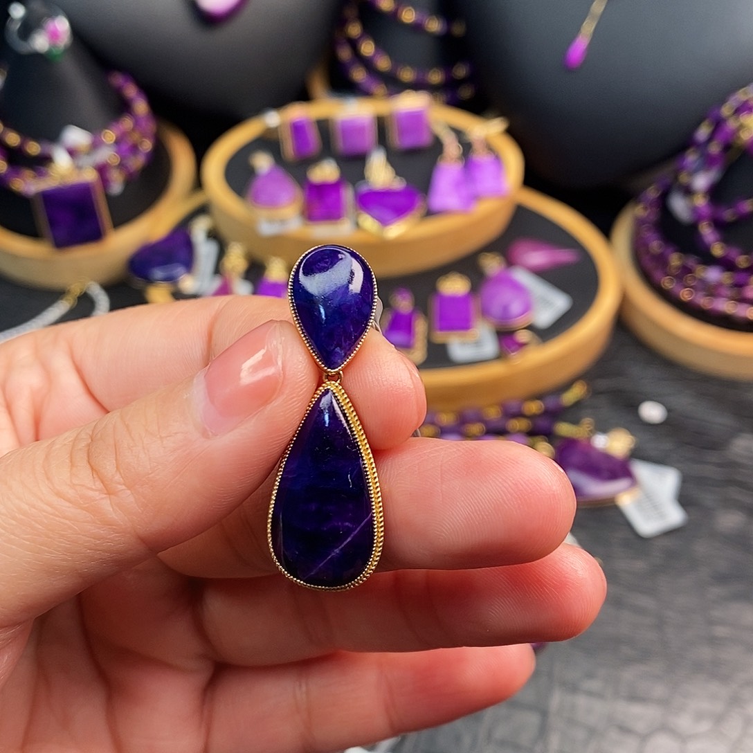 大***宝苏纪石（舒俱来）18K金镶嵌吊坠