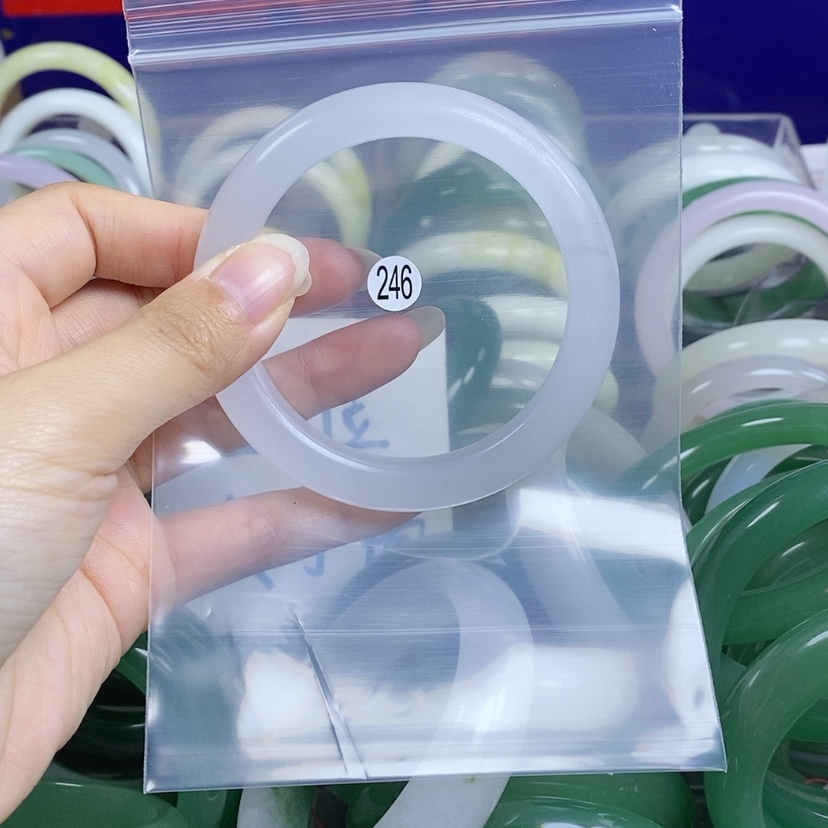 【闪购商品】石英质玉手镯未镶嵌60