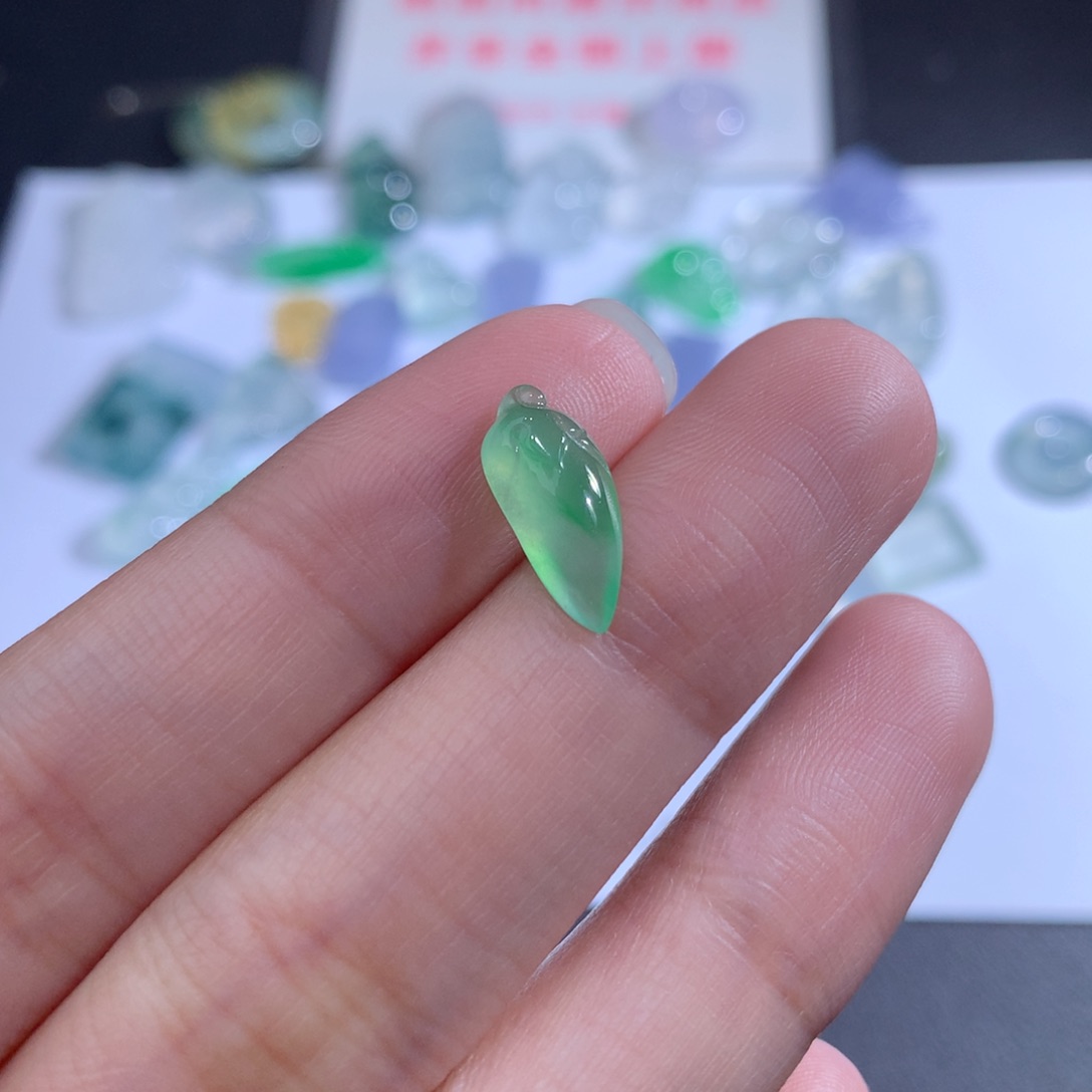 翡翠颈饰未镶嵌13.7 6.1 3.2