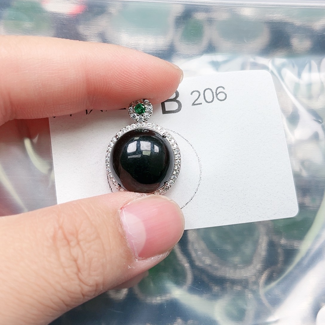 翡翠颈饰未镶嵌赠皮绳206