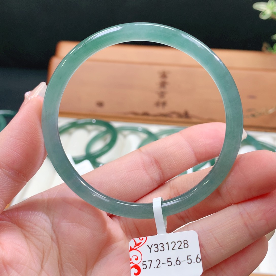 翡翠手镯未镶嵌天然