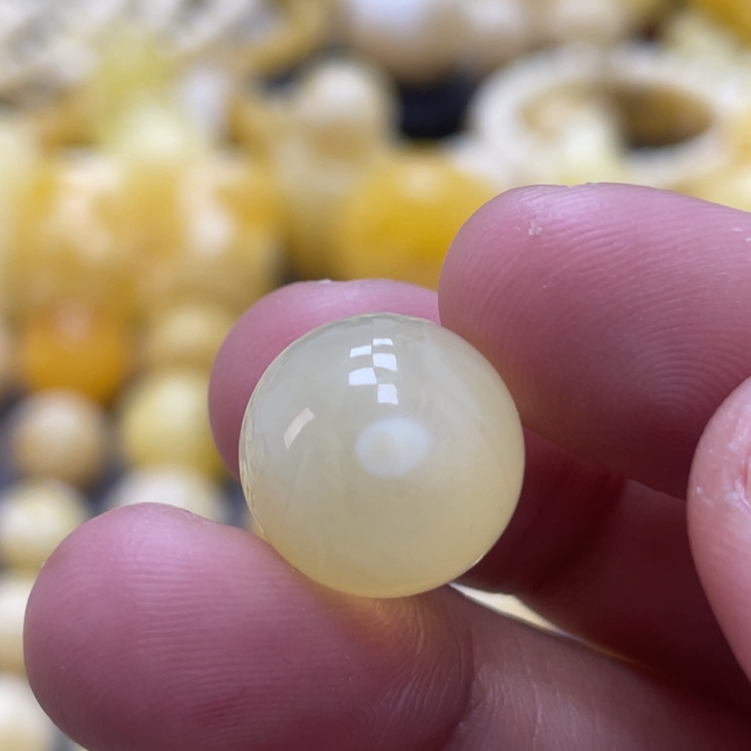 蜜蜡未镶嵌裸石14.4mm瑕疵特色荧光