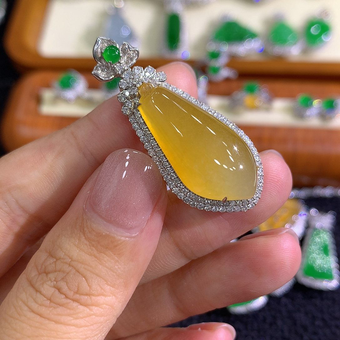 翡翠18K金镶嵌颈饰福瓜