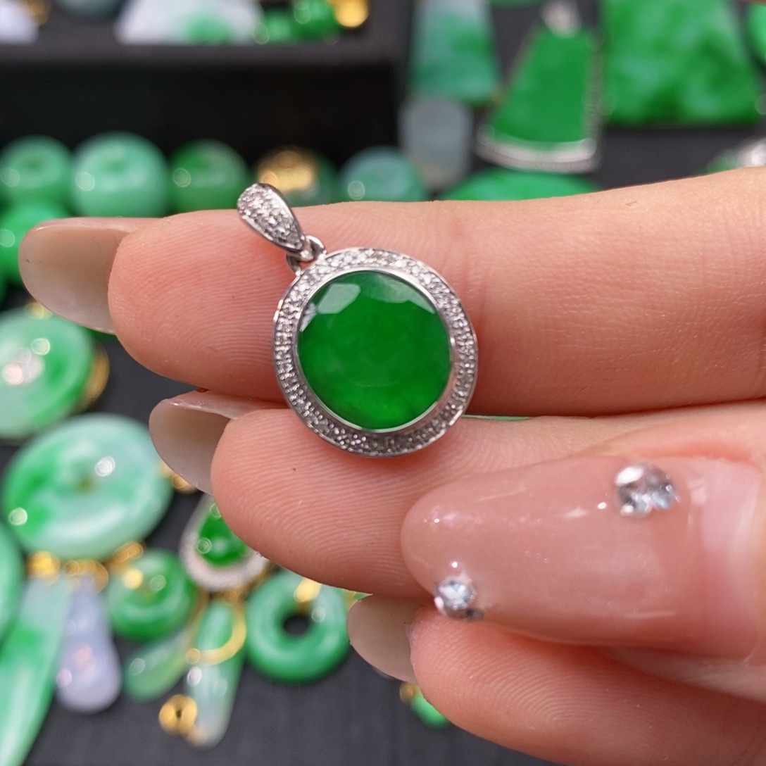 翡翠颈饰18K金镶嵌现*翡翠