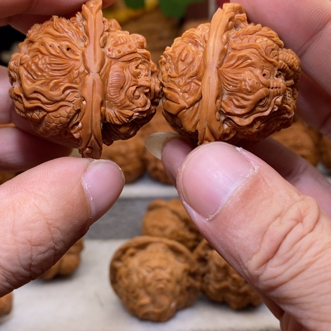 文玩核桃把件纯手工雕刻龙凤佛道