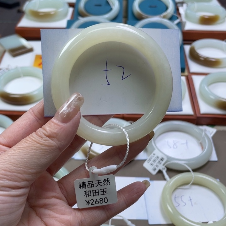 和田玉手镯未镶嵌凝**寒