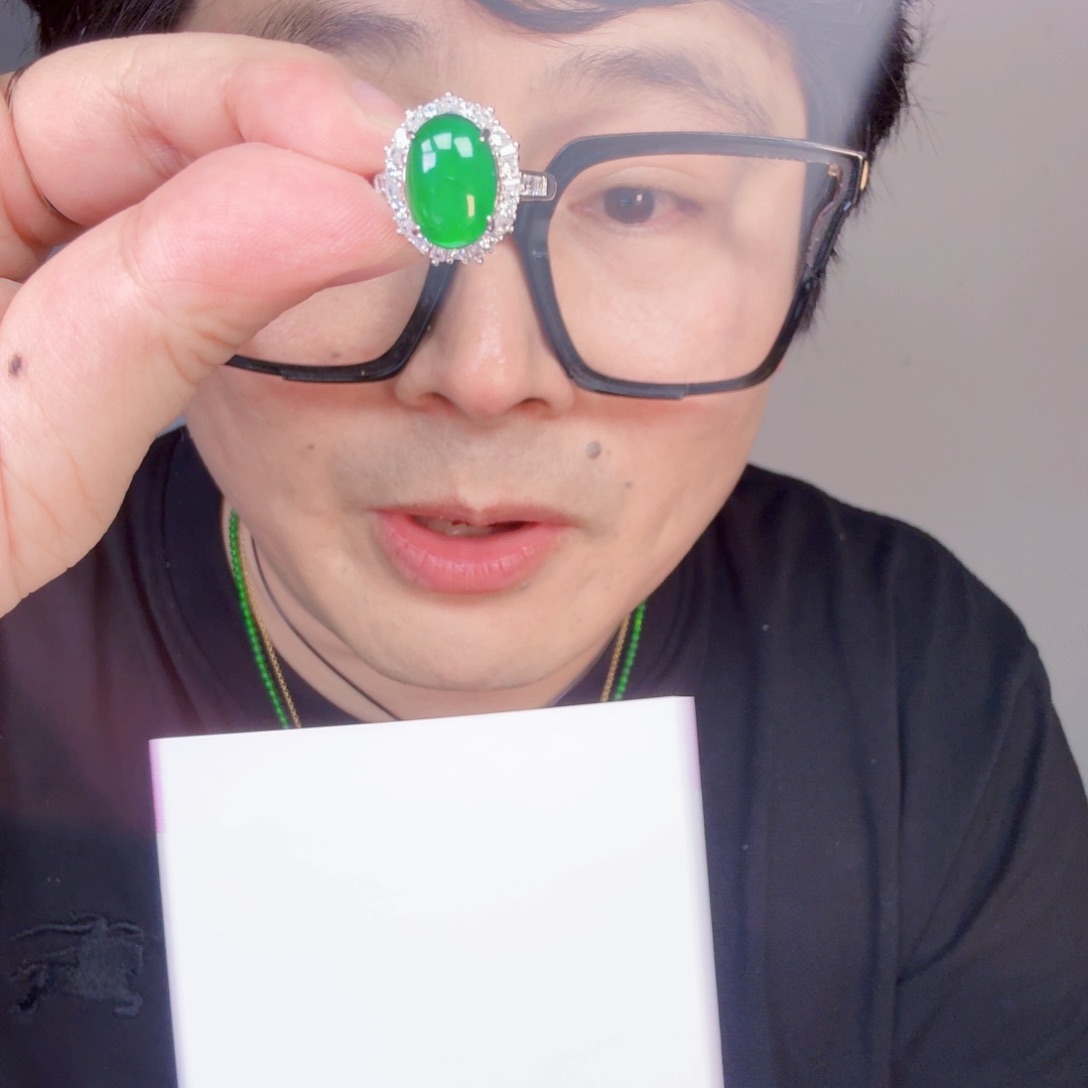 翡翠未镶嵌颈饰一件