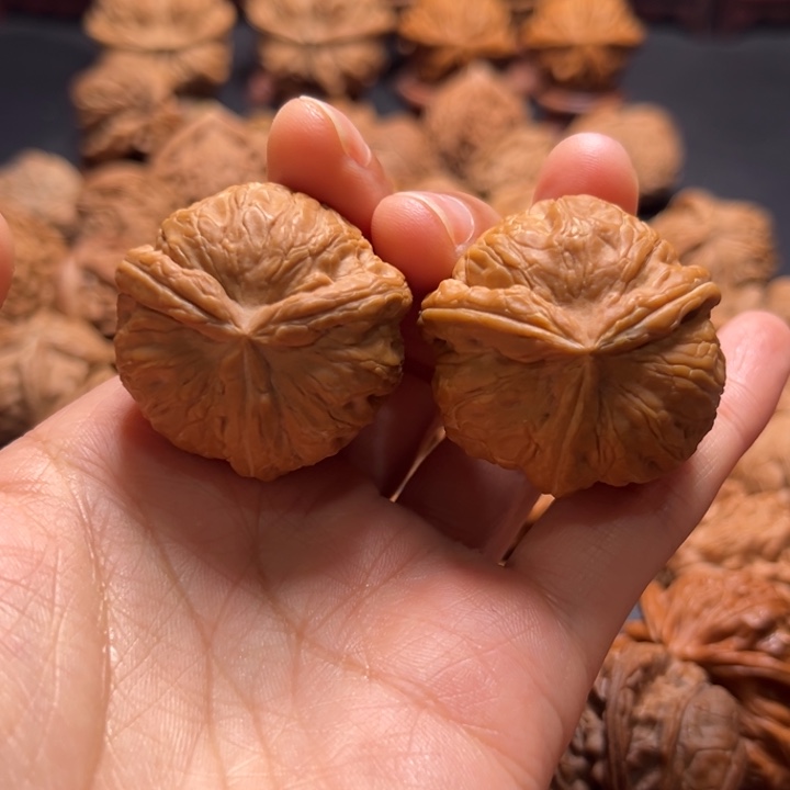 清*元宝三棱33尺寸小手捻核桃