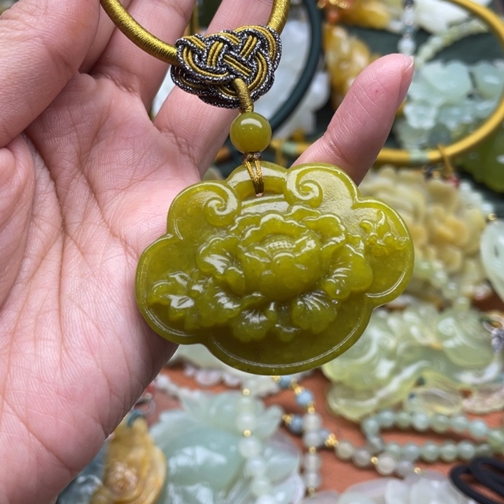 蛇纹石玉吊坠合金