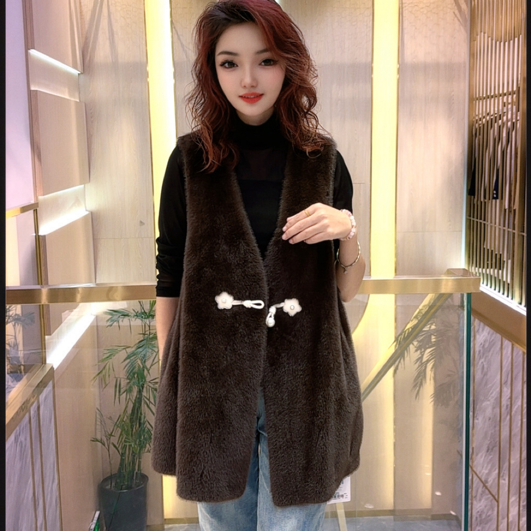 时尚女士一手长马甲