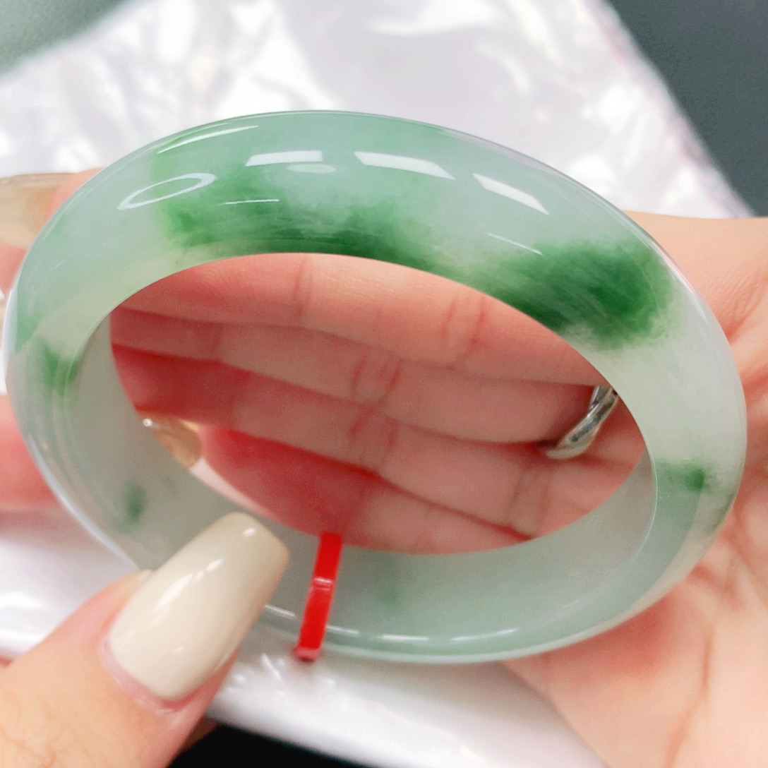 翡翠手镯未镶嵌52。