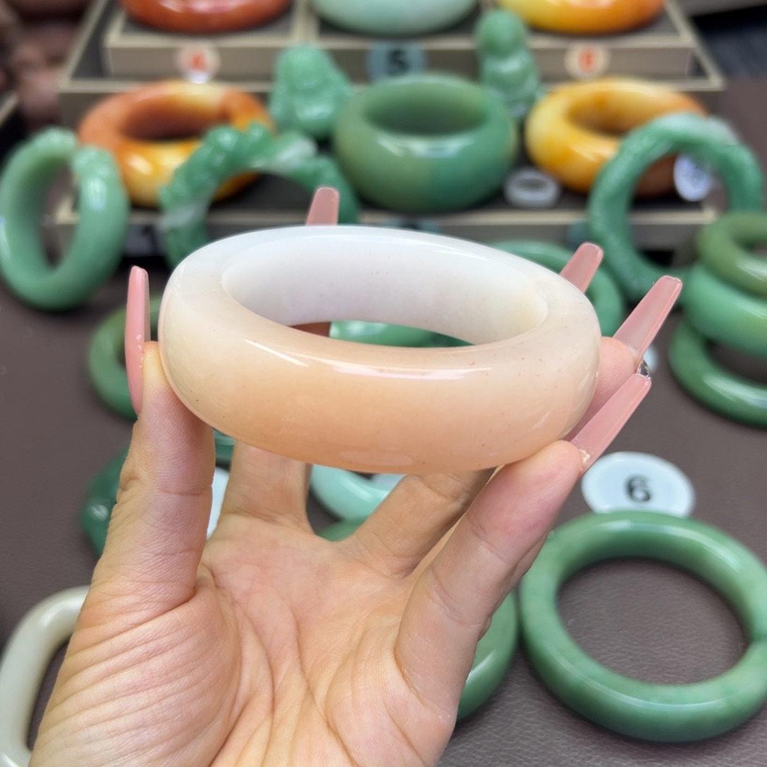 未镶嵌手镯石英岩玉大**乔